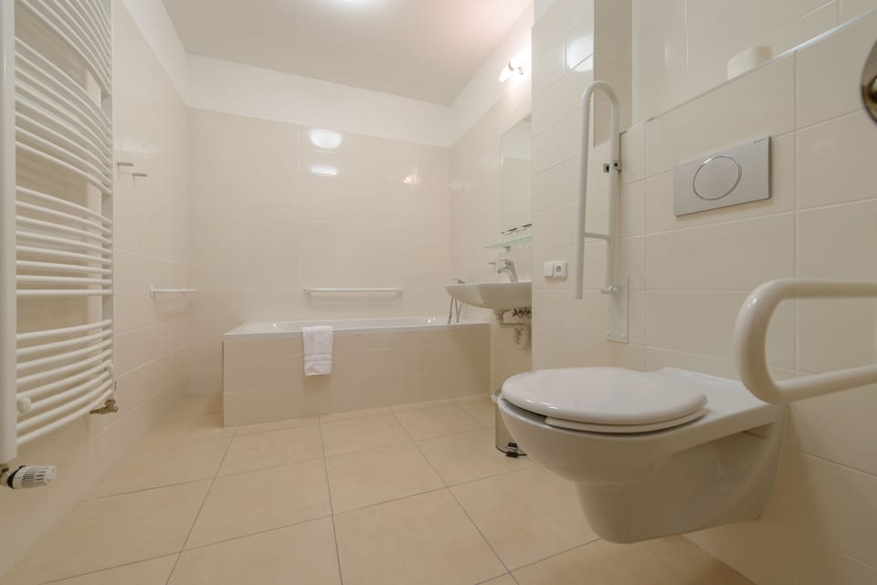Standard Double Room, Accessible | Bathroom | Free toiletries, towels