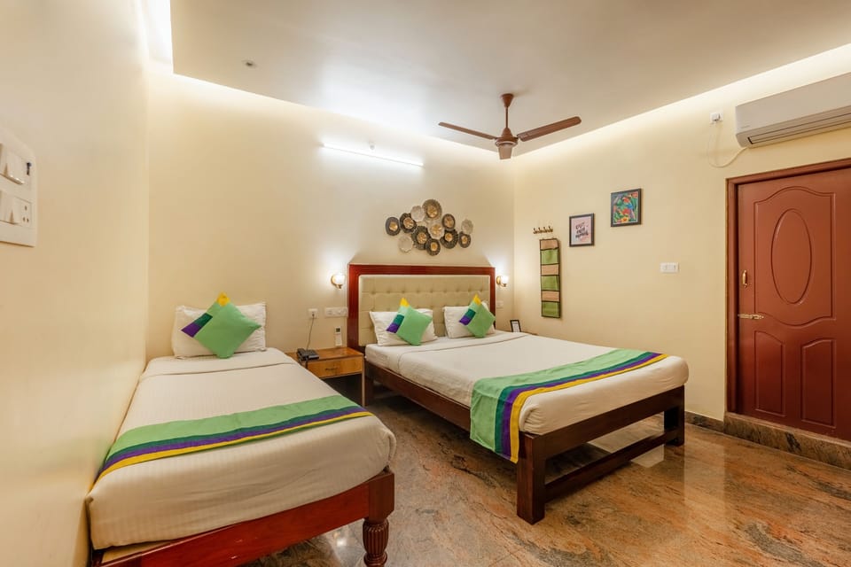 Deluxe Room | Desk, blackout drapes, soundproofing, iron/ironing board