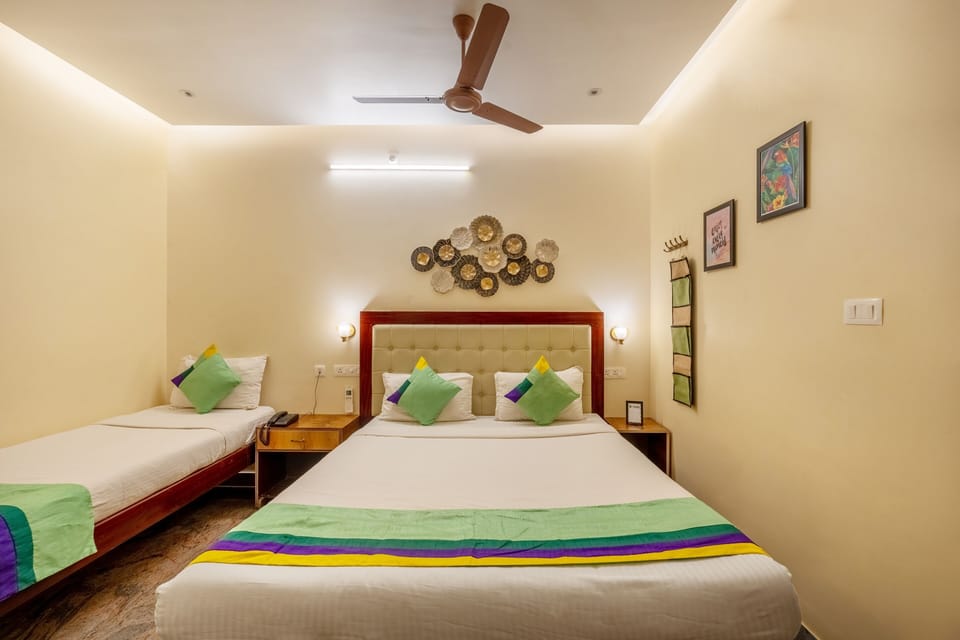 Deluxe Room | Desk, blackout drapes, soundproofing, iron/ironing board