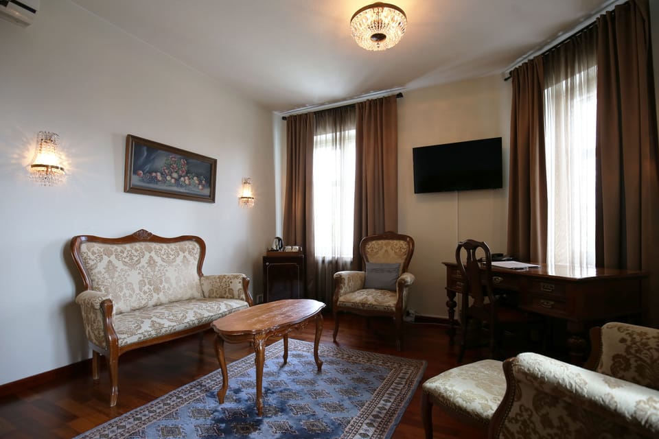Suite | Living area | Flat-screen TV