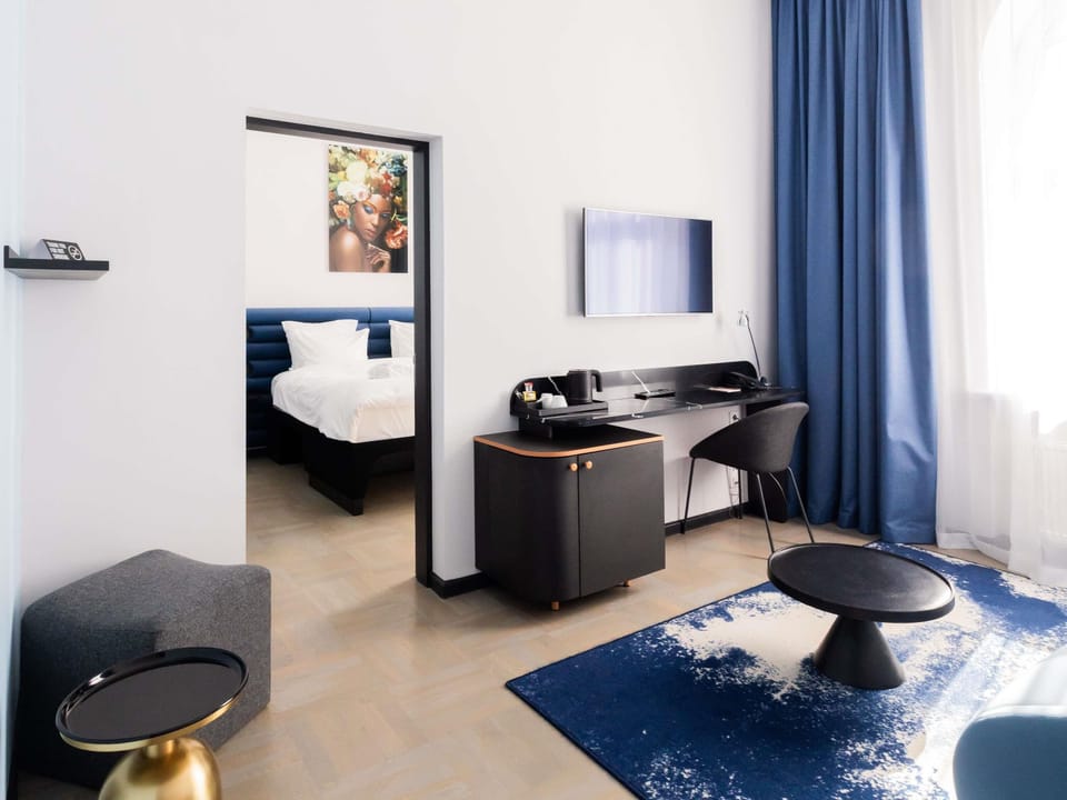 Suite (Tribe Extra) | Hypo-allergenic bedding, in-room safe, desk, laptop workspace