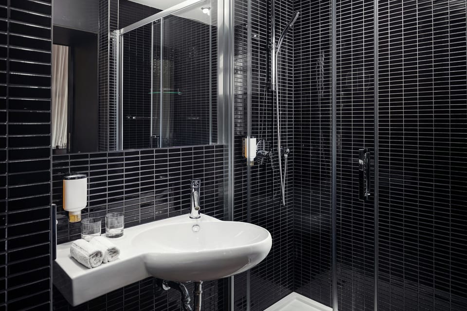Combined shower/tub, free toiletries, hair dryer, slippers