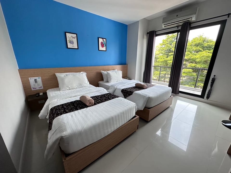 Deluxe Twin Room | Minibar, desk, free WiFi