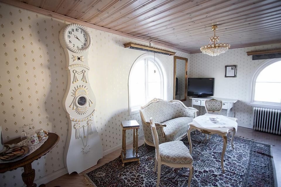 Deluxe Double Room | Blackout drapes, cribs (free), WiFi (free), individually decorated