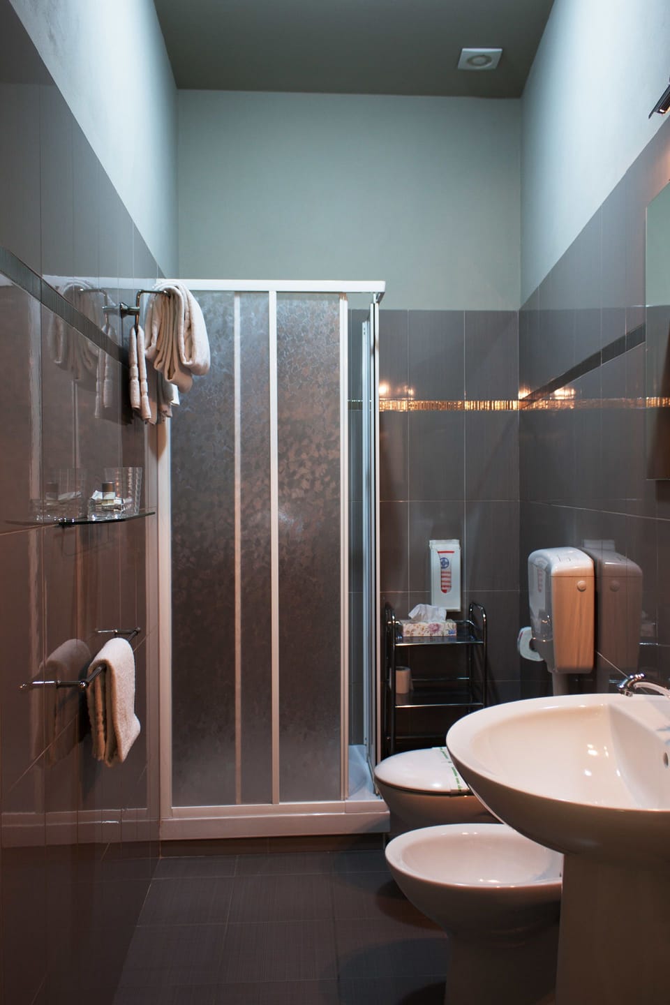 Comfort Double Room Single Use, 1 Double Bed, Ensuite, Courtyard Area | Bathroom | Shower, free toiletries, hair dryer, slippers