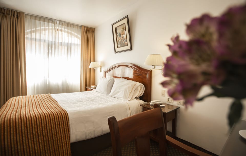 Memory foam beds, in-room safe, desk, soundproofing