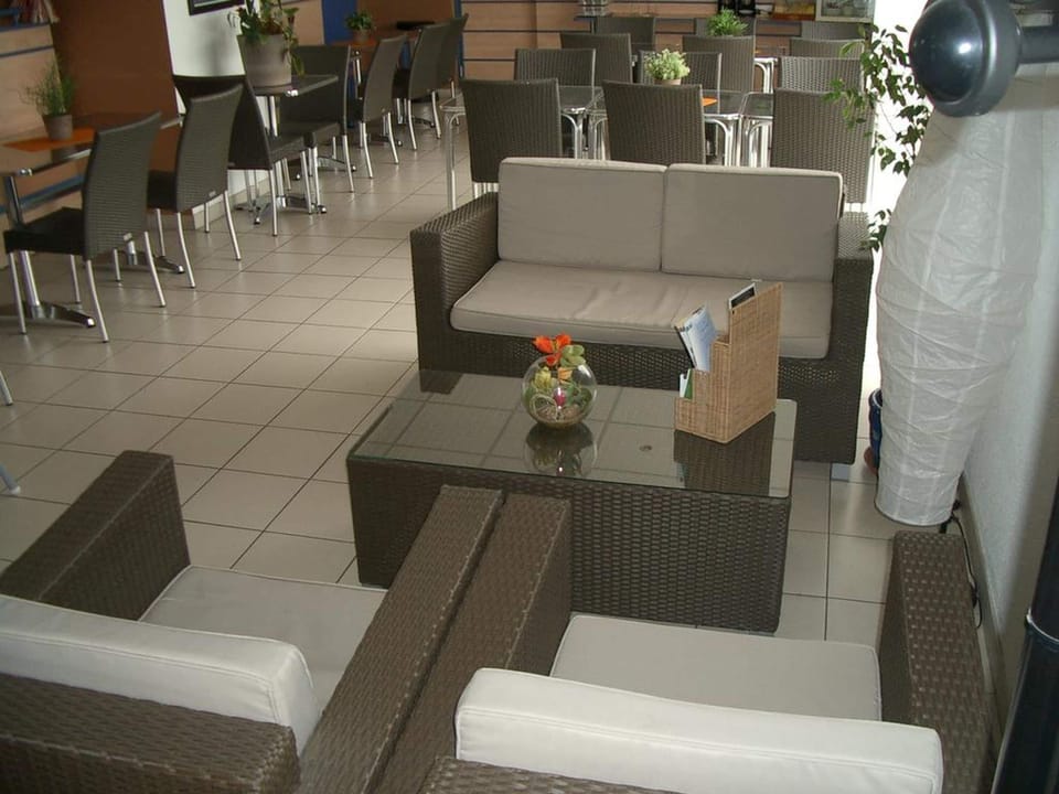 Lobby lounge