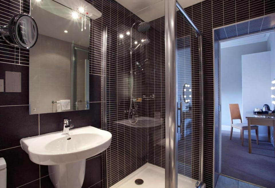 Superior Double Room, Sea View | Bathroom | Combined shower/tub, free toiletries, hair dryer, towels