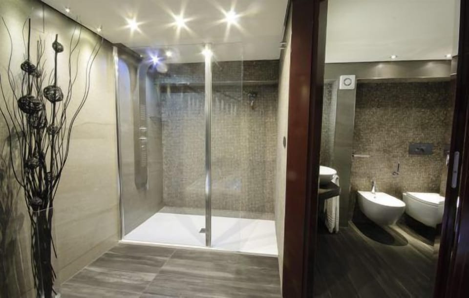 Suite | Bathroom | Free toiletries, slippers, bidet, towels