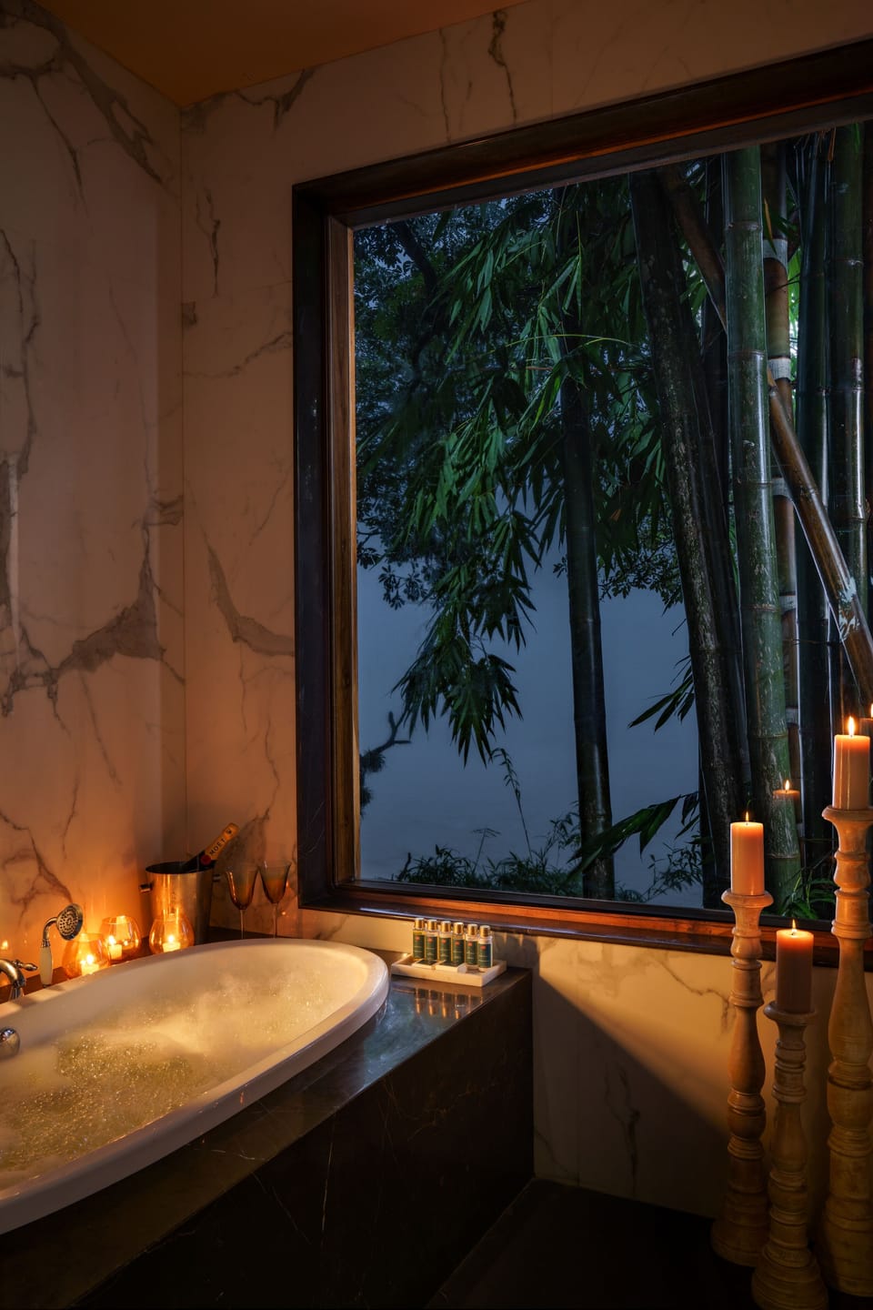 Suite (Seleqtions Ganges) | Bathroom | Shower, free toiletries, hair dryer, slippers
