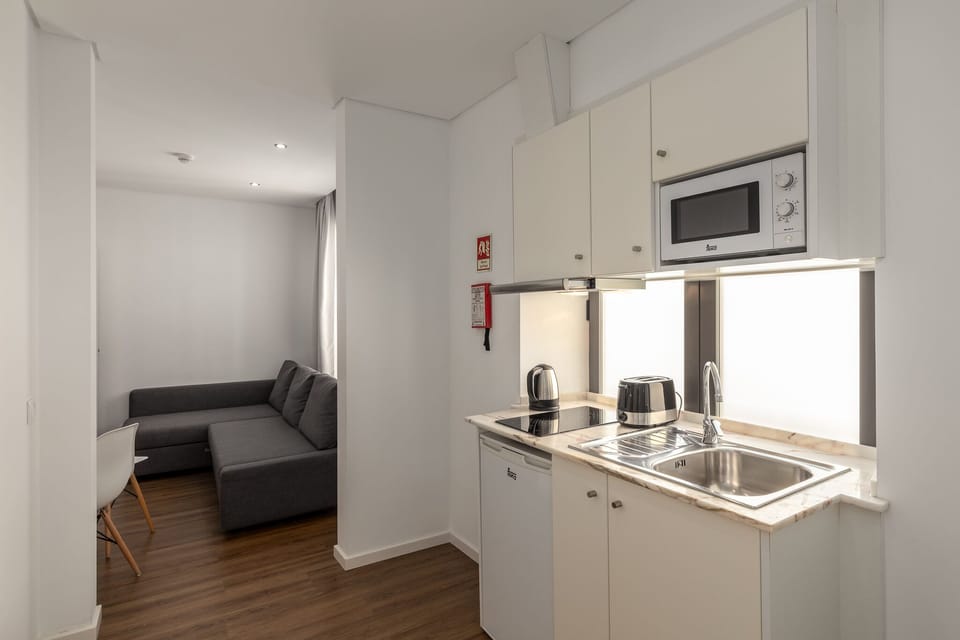 Studio | Minibar, in-room safe, desk, blackout drapes