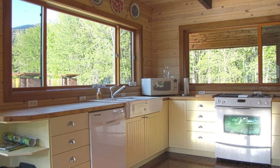 Family Cabin | Private kitchen | Fridge, microwave, coffee/tea maker, electric kettle