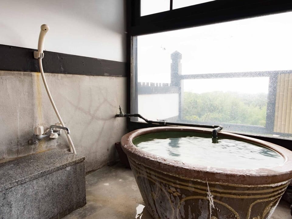 Combined shower/tub, deep soaking tub, free toiletries, hair dryer