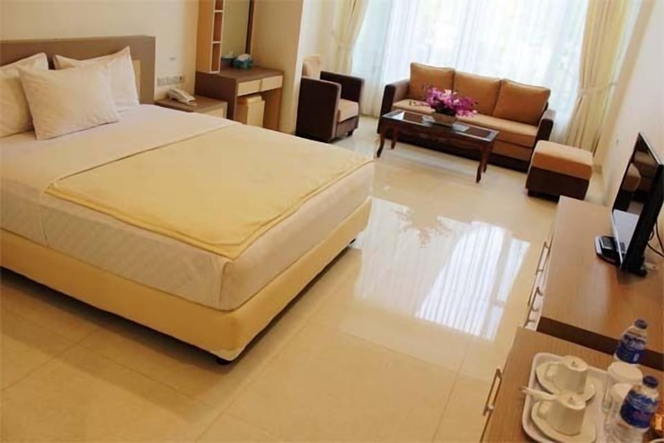 Deluxe Room | Desk, WiFi (free), bed sheets