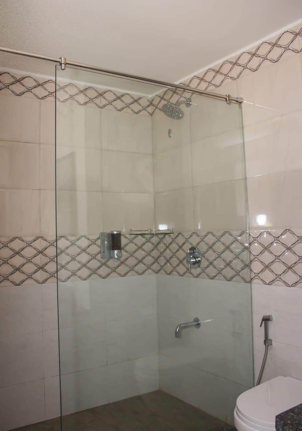 Superior Studio, 1 Double Bed, Garden View | Bathroom | Shower, free toiletries, hair dryer, towels