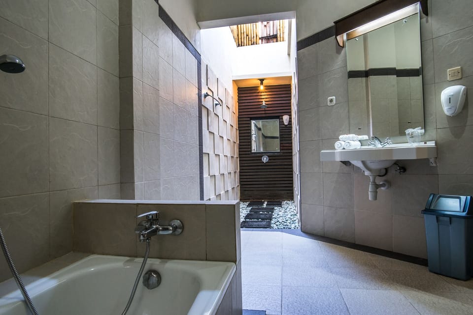 Studio, 1 Bedroom | Bathroom | Free toiletries, hair dryer, towels