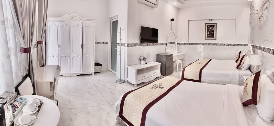 Deluxe Triple Room | Minibar, in-room safe, desk, blackout drapes