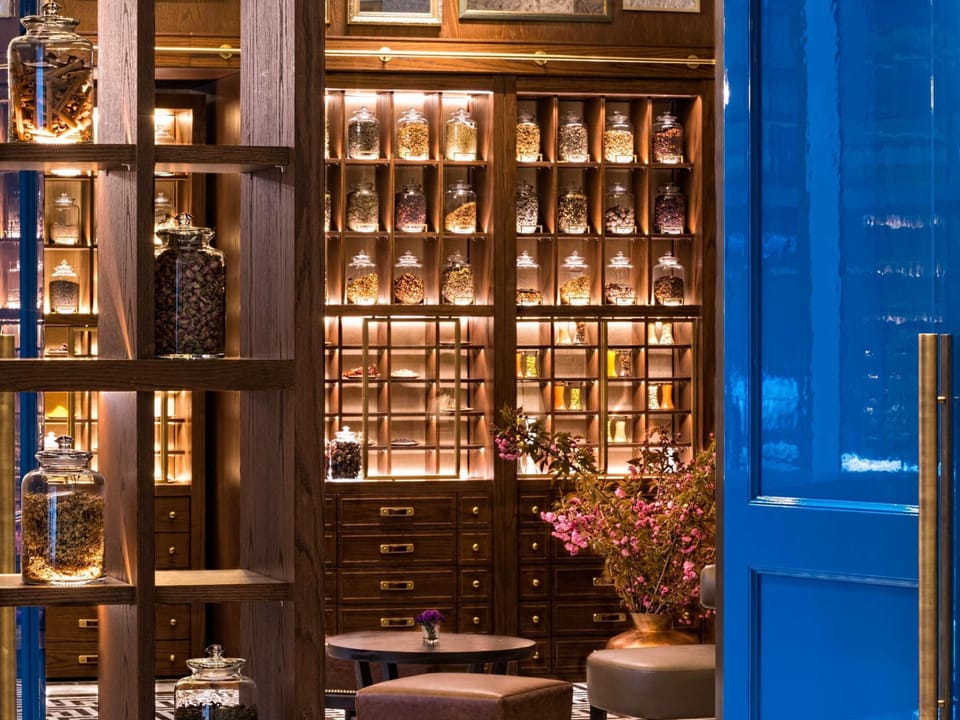 3 restaurants; breakfast, lunch, and dinner served