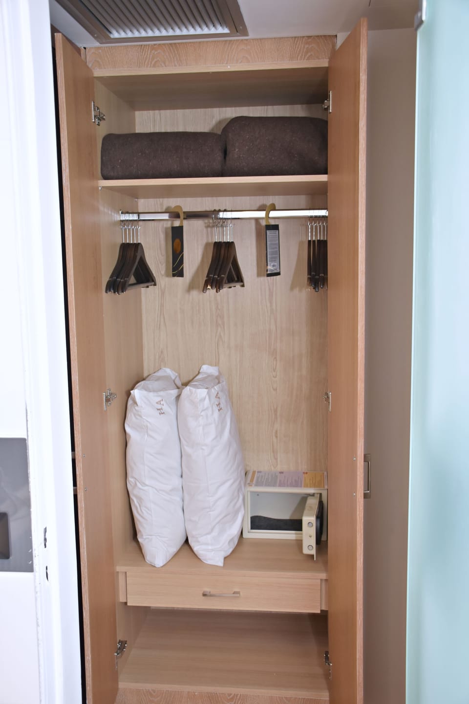 Superior Twin/Double Room with Extra Bed | Premium bedding, free minibar items, desk, laptop workspace