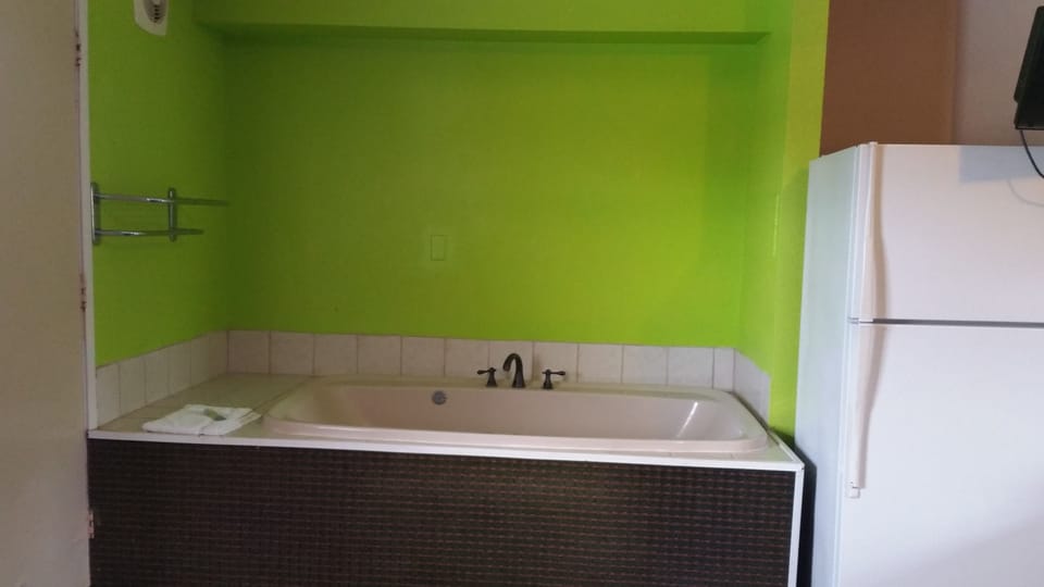 Suite, 1 King Bed, Jetted Tub | Jetted tub