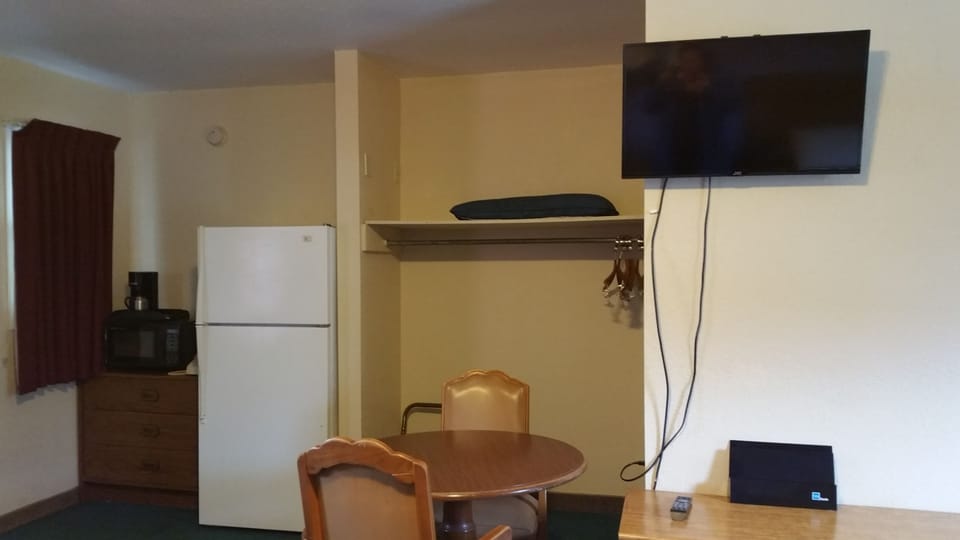 Standard Room, 2 Queens and 1 Full Bed  | Free WiFi, bed sheets