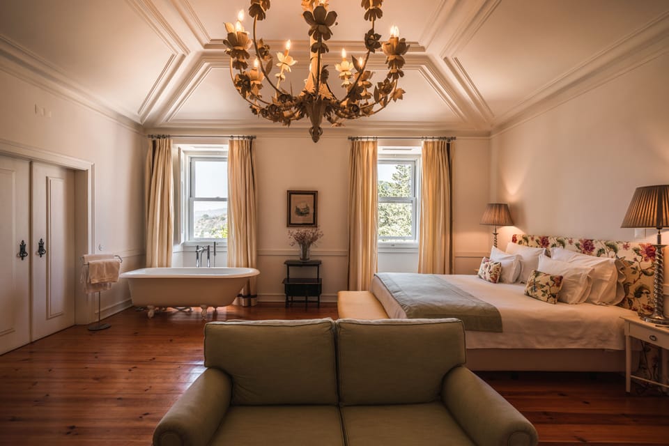 Jr Suite Romance | In-room safe, individually decorated, desk, blackout drapes