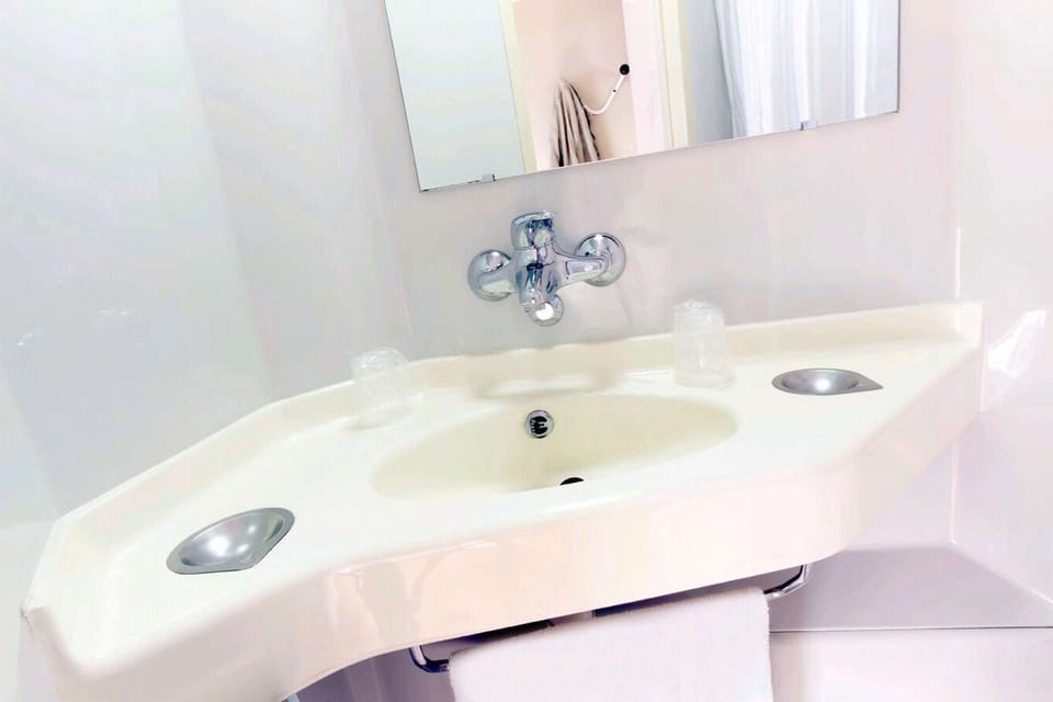 Shower, eco-friendly toiletries, towels