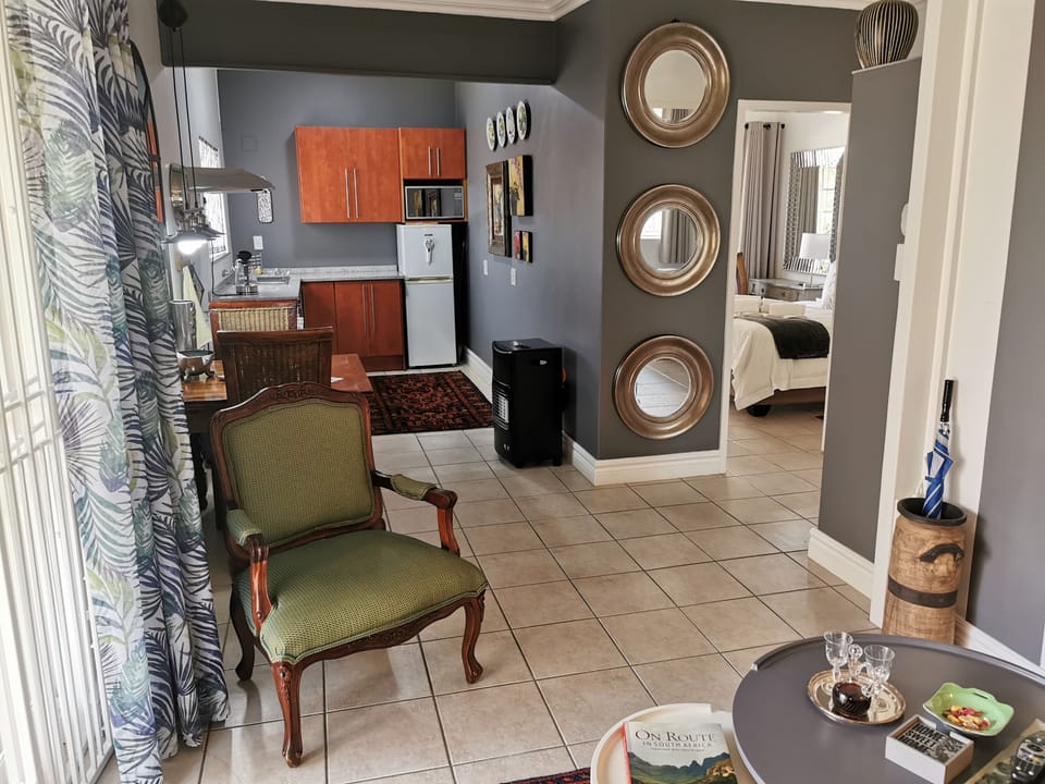 Family Suite, 2 Bedrooms (Two-Bedroom Suite) | Living area | Flat-screen TV