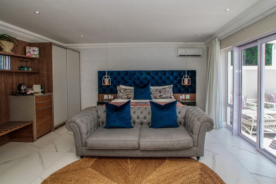 Oyster | Minibar, in-room safe, individually decorated, individually furnished