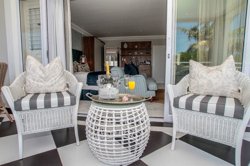 Ocean | Minibar, in-room safe, individually decorated, individually furnished