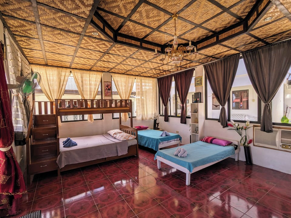 Family Room | In-room safe, soundproofing, free WiFi, bed sheets