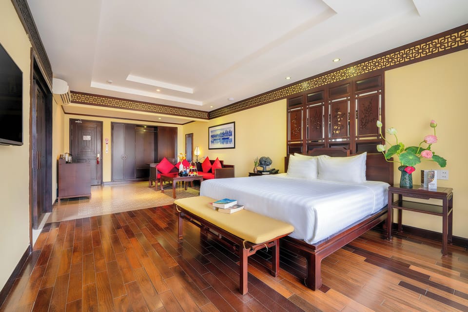 Signature Suite Room with Large Balcony | Minibar, in-room safe, desk, blackout drapes