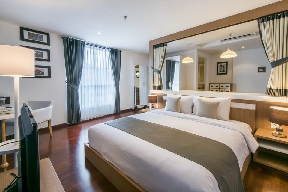 Premier Room | In-room safe, individually decorated, desk, iron/ironing board