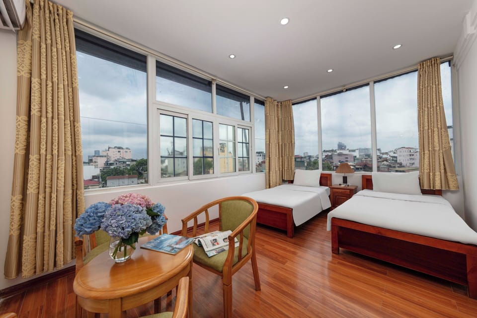 Connecting Room | Minibar, in-room safe, desk, soundproofing