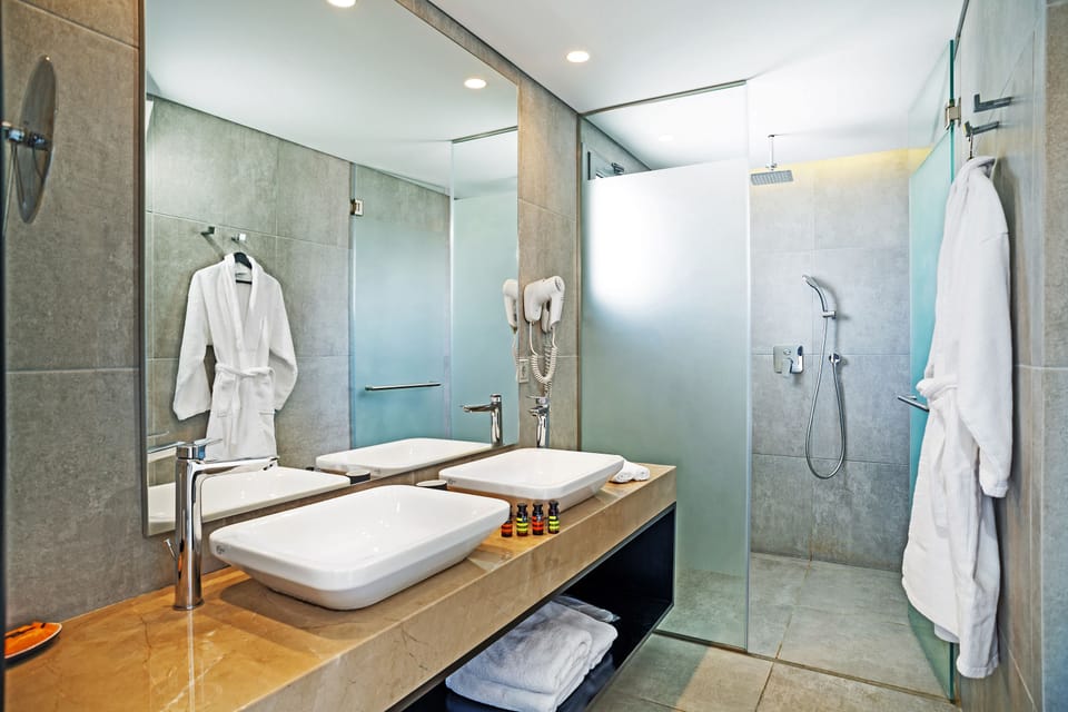 Double Room, Balcony | Bathroom | Free toiletries, hair dryer, slippers, towels