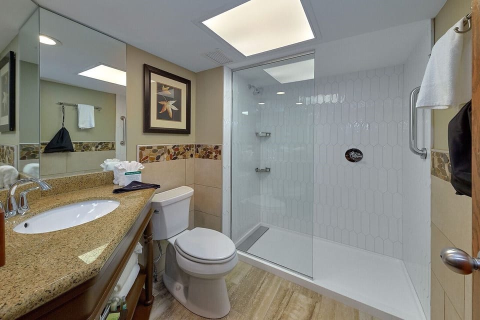 Combined shower/tub, designer toiletries, hair dryer, towels
