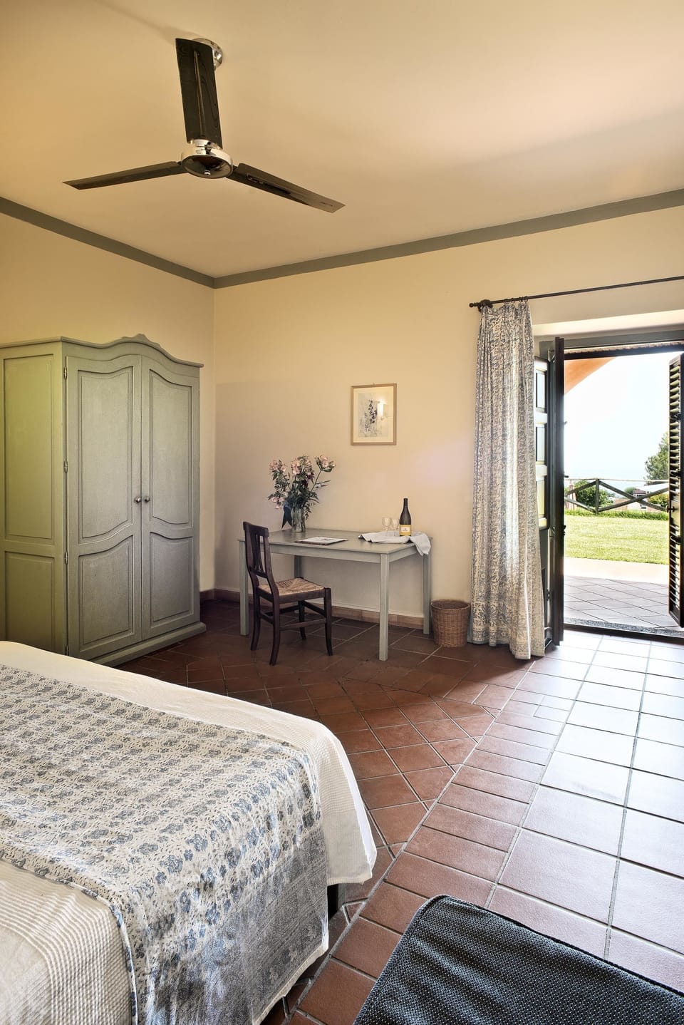 Superior Room, 1 Queen Bed, Non Smoking, Vineyard View | Minibar, in-room safe, desk, free WiFi