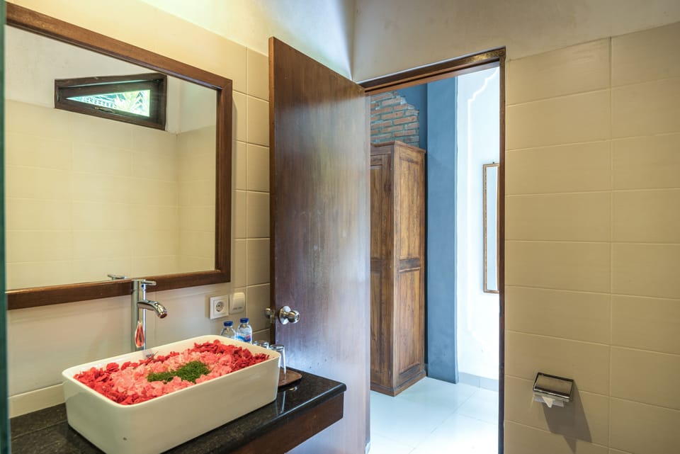 Shower, towels, soap, shampoo
