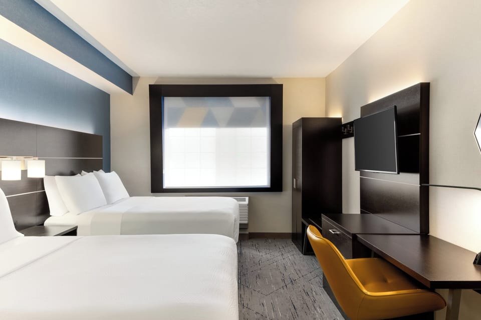 Premium bedding, in-room safe, desk, iron/ironing board