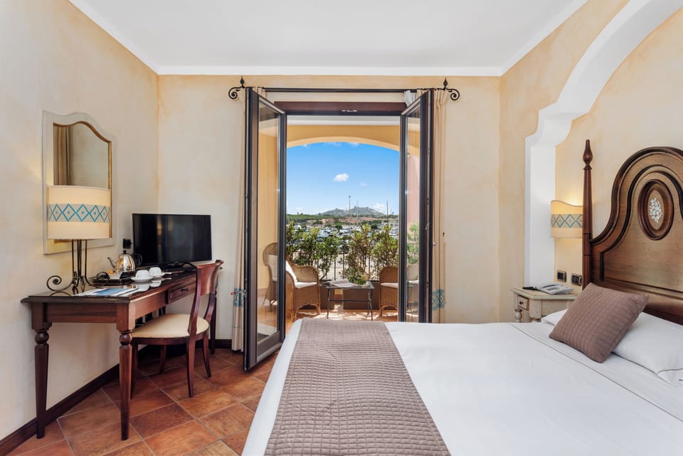 Double Superior , SeaView | Minibar, in-room safe, individually decorated, individually furnished