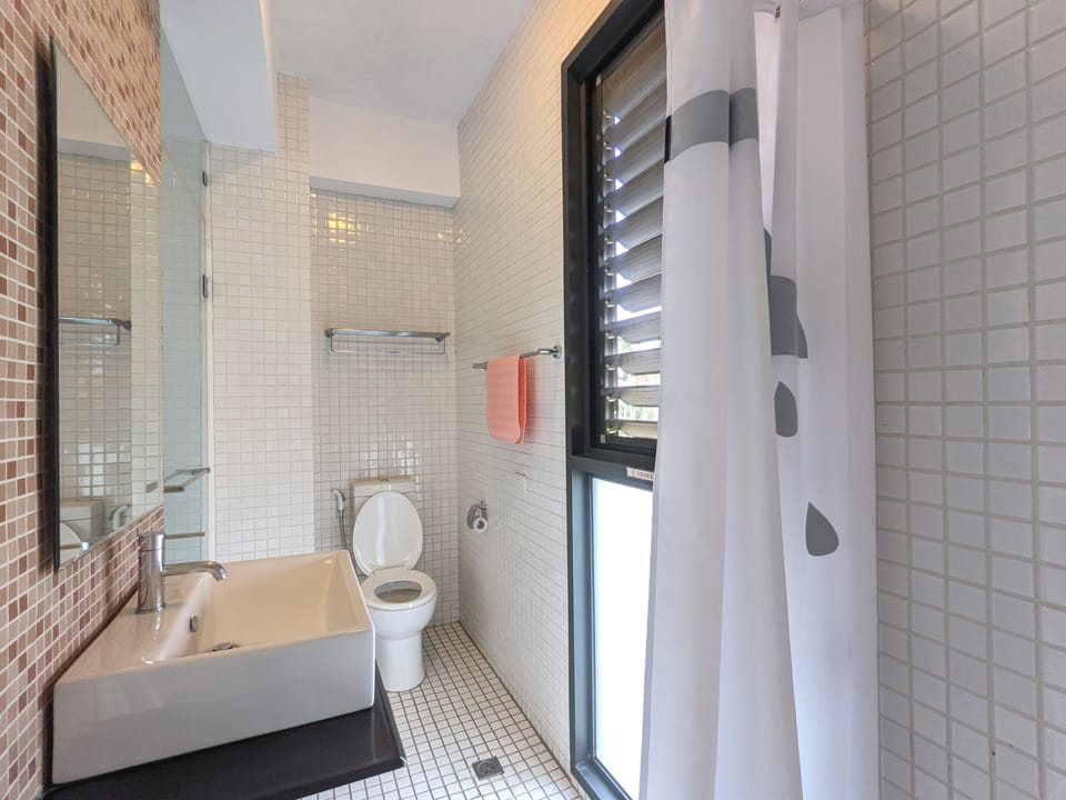 Classic Double Room | Bathroom | Shower, hair dryer, slippers, bidet