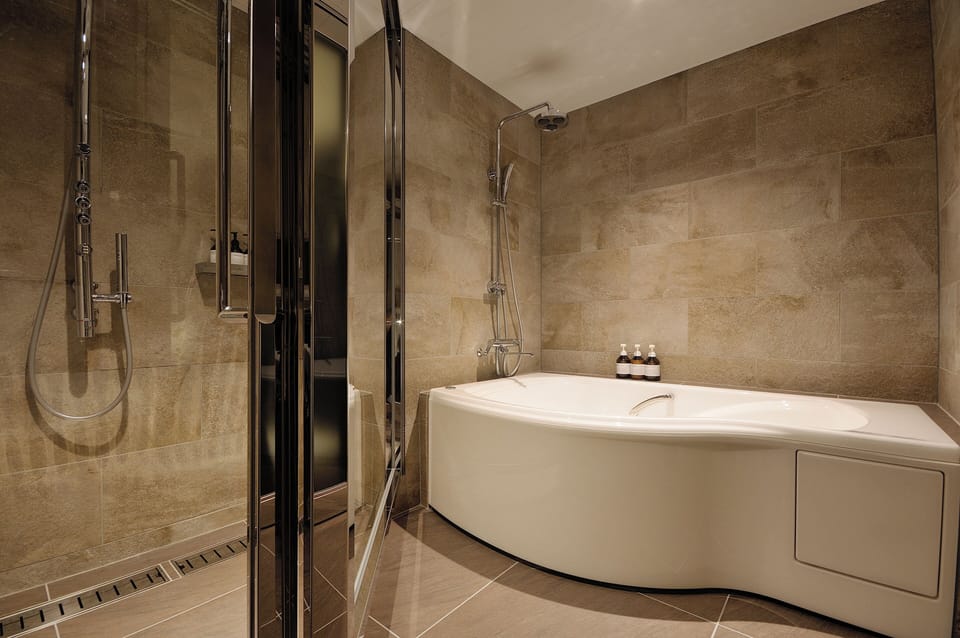 Junior Suite, 2 Twin Beds | Bathroom | Combined shower/tub, deep soaking tub, free toiletries, hair dryer