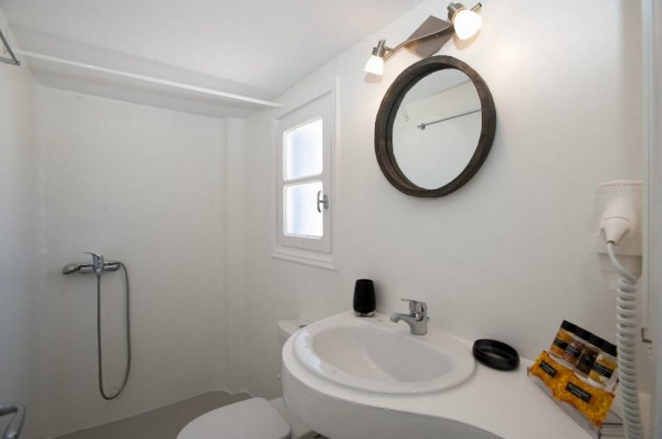 Superior Apartment (Split Level) | Bathroom | Shower, free toiletries, hair dryer, towels