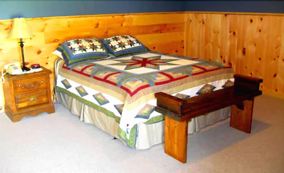 Cribs (free), rollaway beds (surcharge), WiFi (free), bed sheets