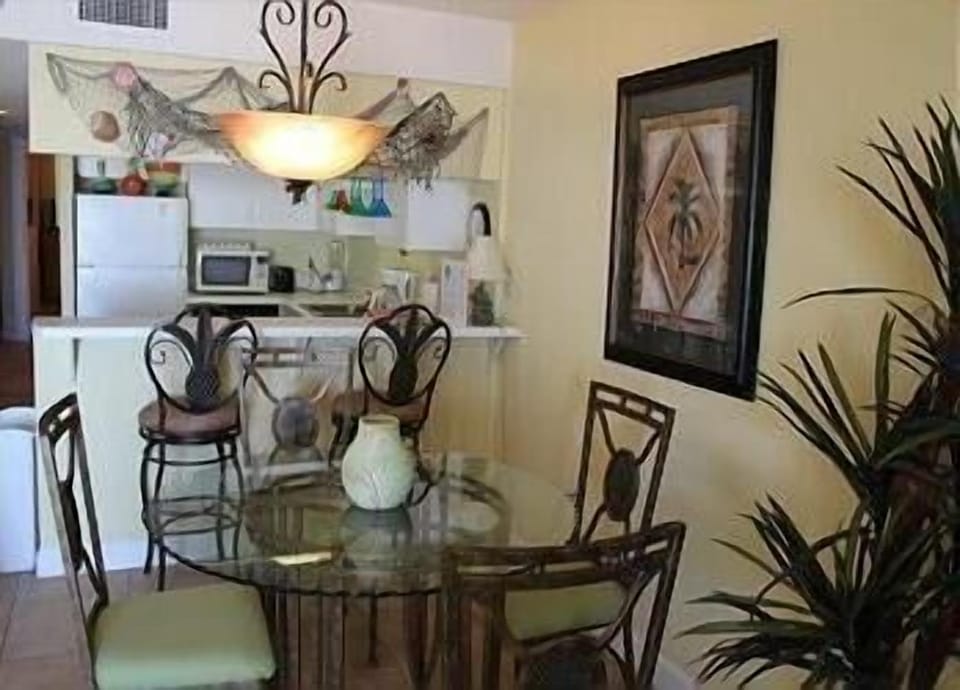 Condo, 1 Bedroom, Balcony, Beachfront | In-room dining