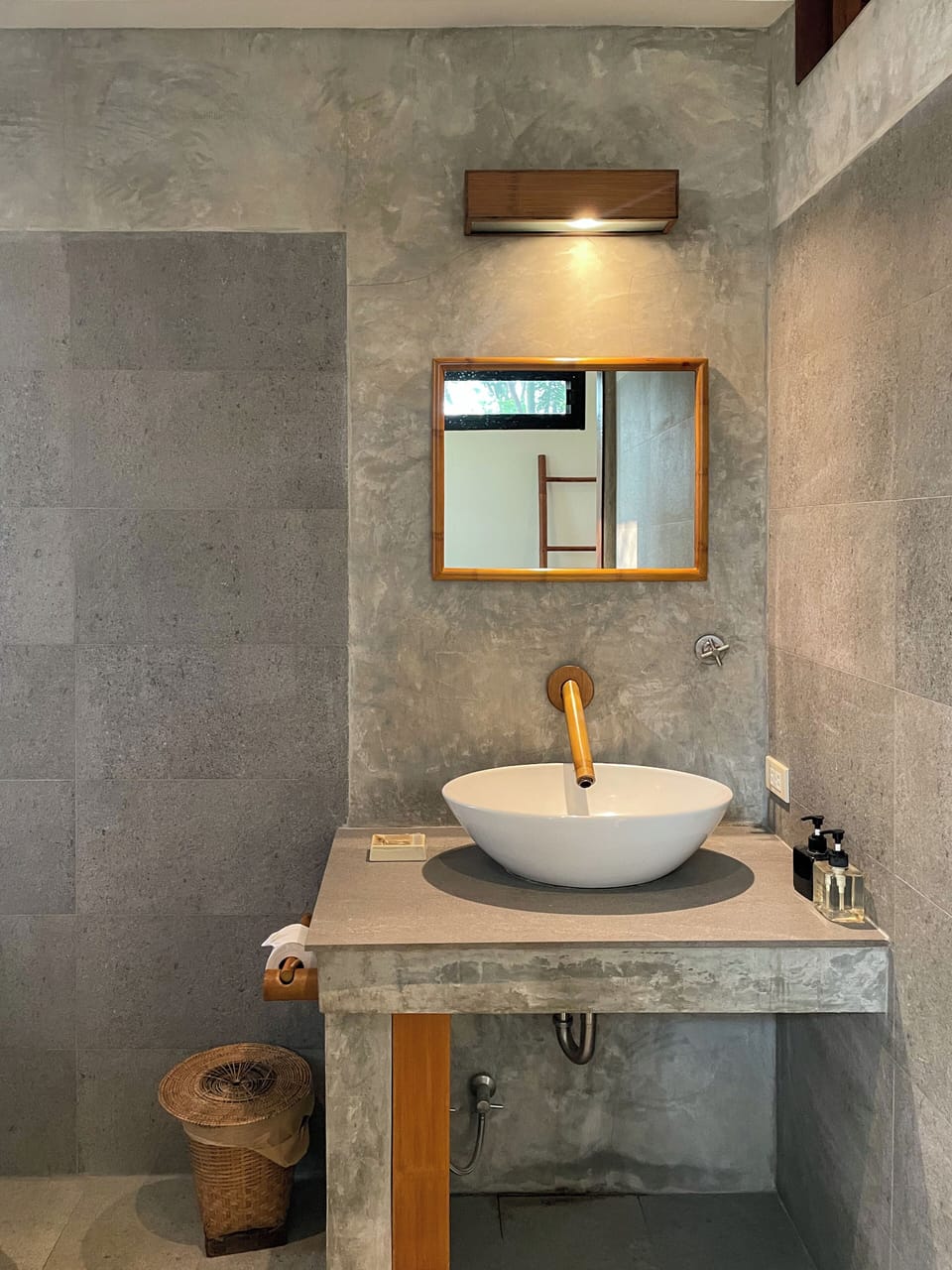 Superior Deluxe Room | Bathroom | Shower, rainfall showerhead, free toiletries, hair dryer