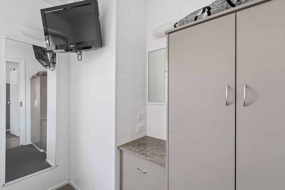 Deluxe Waterfront Cabin | 2 bedrooms, laptop workspace, WiFi (free), bed sheets