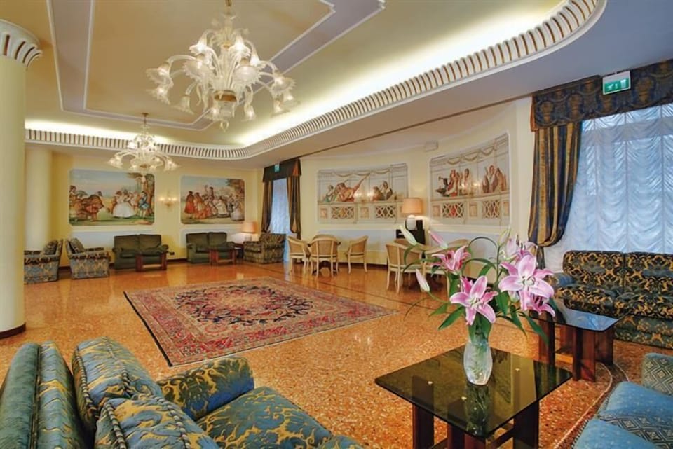 Lobby lounge