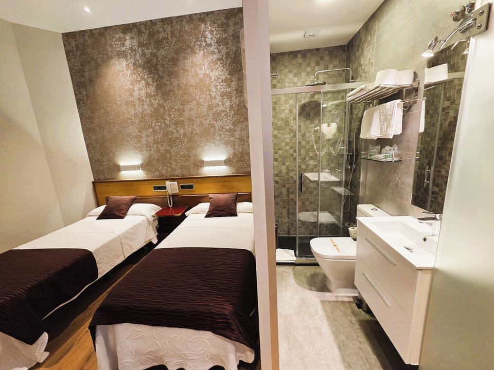 Twin Room, Private Bathroom | Laptop workspace, free WiFi, bed sheets