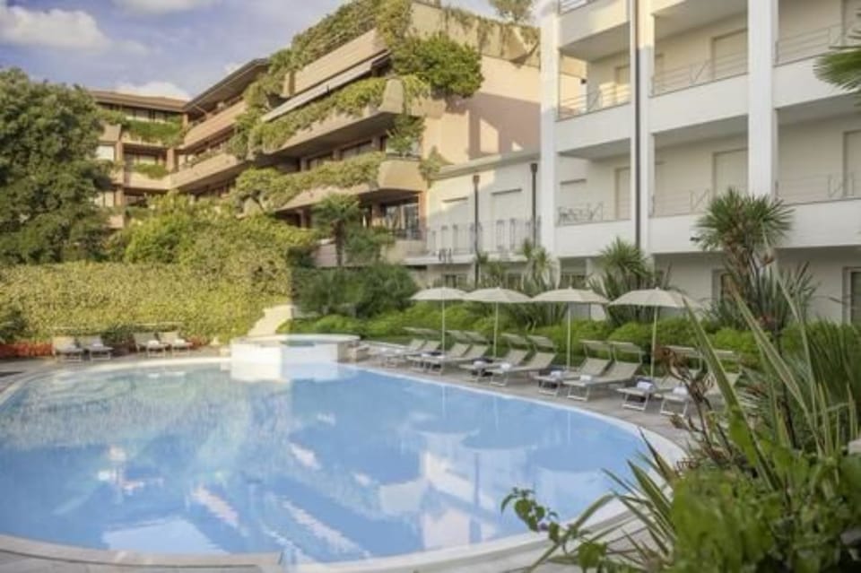 Outdoor pool, pool umbrellas, sun loungers